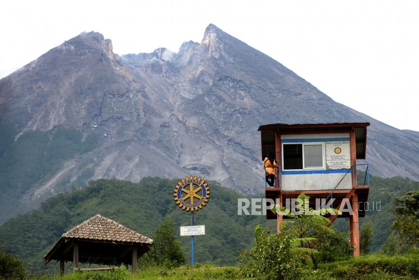 Rencana Kontijensi Erupsi Merapi. Gunung Merapi terlihat jelas dari kawasan Bukit Klangon, Sleman, Yogyakarta, Senin (13/1/2020).