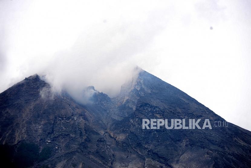 Pada Kamis (13/2), Gunung Merapi kembali erupsi dan mengeluarkan awan panas.