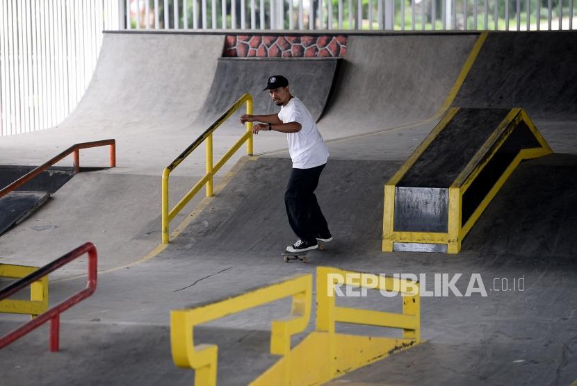Seorang warga bermain skateboard di Skatepark bawah jembatan layang Pasar Rebo, Jakarta, Senin (13/1).(Prayogi/Republika)