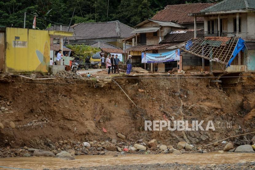 Badan Penanggulangan Bencana Daerah (BPBD) Jember membuat jembatan darurat dari bambu di Desa Klungkung, Kabupaten Jember, Jawa Timur (Foto: ilustrasi jembatan putus)