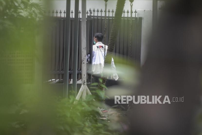 Penyidik KPK bersiap melakukan penggeledahan di Jakarta, Senin (13/1). KPK menggeledah ruang kerja Komisioner KPU RI Wahyu Setiawan selama delapan jam terkait kasus dugaan penerimaan hadiah atau janji penetapan anggota DPR Terpilih Periode 2019-2024.