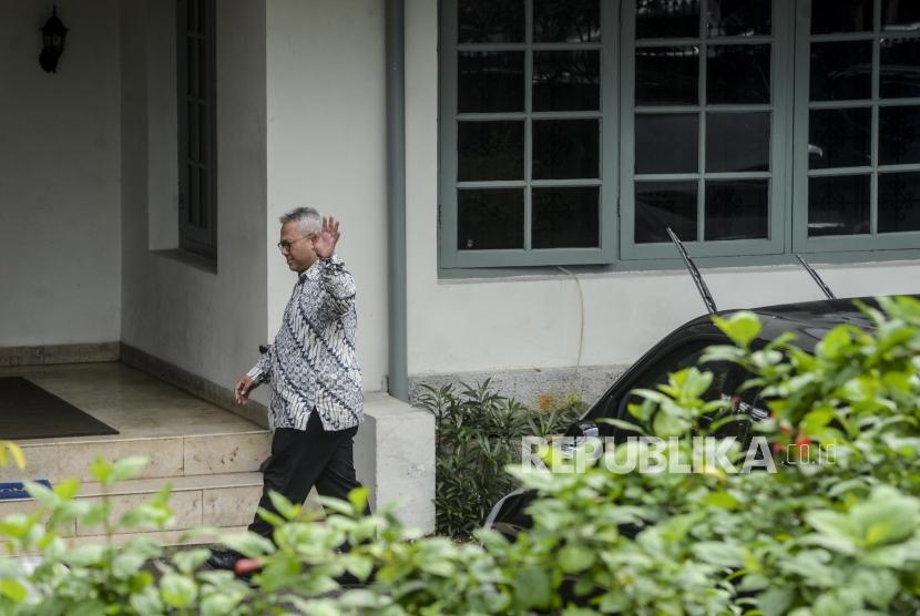 Ketua KPU Arief Budiman melambaikan tangan saat akan meninjau penggeledahan yang dilakukan KPK di Jakarta, Senin (13/1).