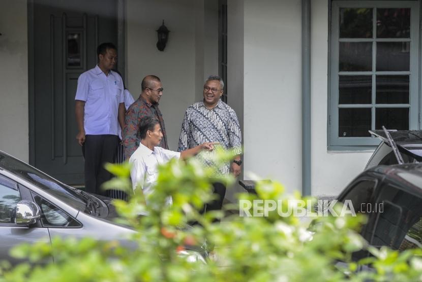 Ketua KPU Arief Budiman usai meninjau penggeledahan yang dilakukan KPK di Jakarta, Senin (13/1).