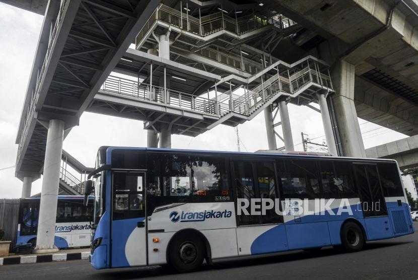 Bus Transjakarta melintas di bawah Halte Transjakarta Centrale Stichting Wederopbouw (CSW) koridor 13 di Jakarta, Selasa (14/1).