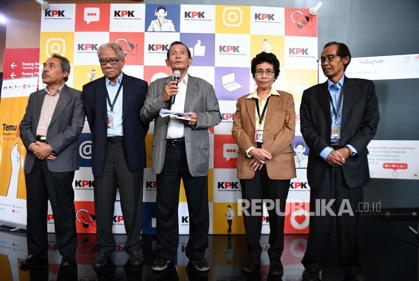 Ketua Dewan Pegawas KPK Tumpak Hatorangan Panggabean (tengah) bersama para anggota Syamsuddin Haris (kiri), Harjono (kedua kiri), Albertina Ho (kedua kanan) dan Artidjo Alkostar.