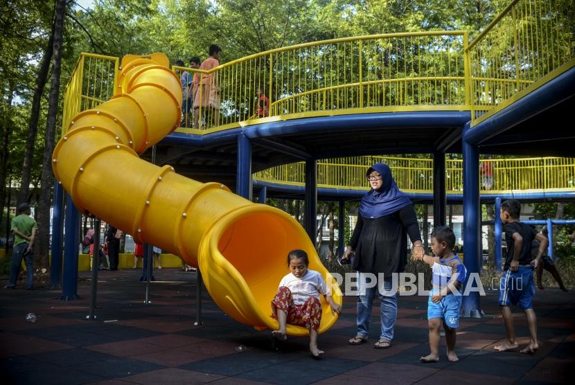 Anak-anak saat bermain di Taman Puring, Kebayoran Baru, Jakarta.