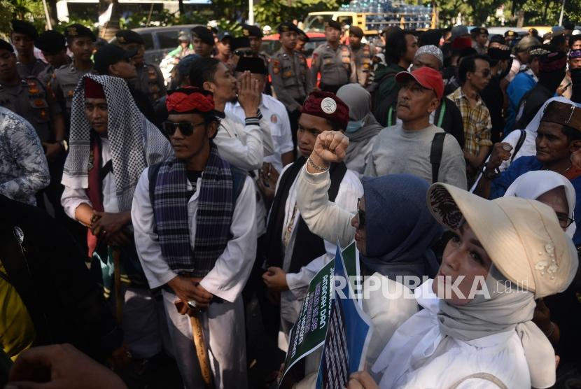 Sejumlah massa pro Gubernur DKI Jakarta Anies Baswedan melakukan aksi Bersama Anies di Balai Kota, Jakarta, Selasa (14/1).
