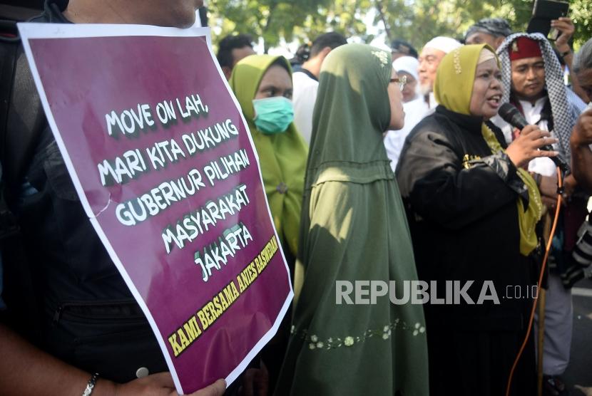 Sejumlah massa pro Gubernur DKI Jakarta Anies Baswedan melakukan aksi Bersama Anies di Balai Kota, Jakarta, Selasa (14/1).