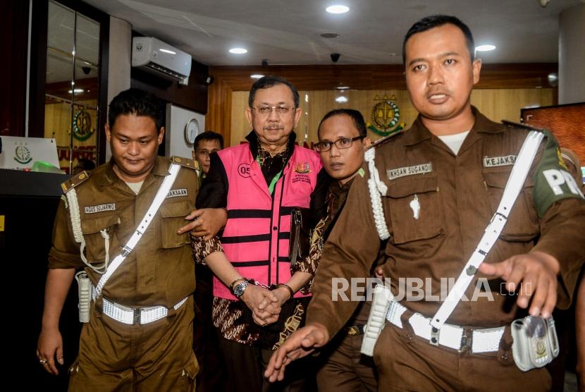 Mantan Direktur Utama PT Asuransi Jiwasraya Hendrisman Rahim mengenakan rompi tahanan usai menjalani pemeriksaan di gedung Jampidsus Kejaksaan Agung (Kejagung), Jakarta, Selasa (14/1).