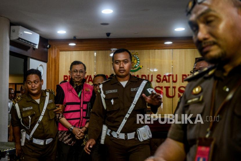 Mantan Direktur Utama PT Asuransi Jiwasraya Hendrisman Rahim mengenakan rompi tahanan usai menjalani pemeriksaan di gedung Jampidsus Kejaksaan Agung (Kejagung), Jakarta, Selasa (14/1).