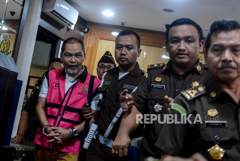 Mantan kepala divisi investasi dan keuangan PT Asuransi Jiwasraya, Syahmirwan mengenakan rompi tahanan usai menjalani pemeriksaan di gedung Jampidsus Kejaksaan Agung (Kejagung), Jakarta, Selasa (14/1).