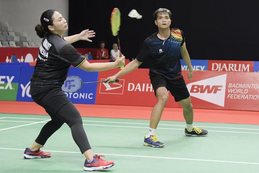 Ganda campuran Indonesia Pia Zebadiah Bernadet (kiri) dan Ricky Karandasuwardi, mengembalikan kok kearah ganda campuran China Wang Yi Lyu dan Huang Dong Ping saat pertandingan putaran pertama Daihatsu Indonesia Masters 2020 di Istora Senayan, Jakarta, Selasa (14/1/2020).