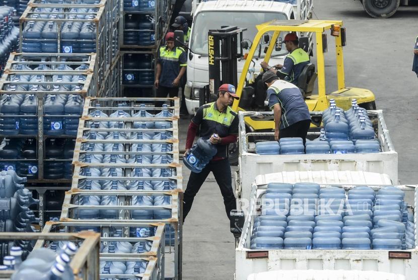 Pekerja memindahkan air minum dalam kemasan (AMDK)  di Jakarta. (ilustrasi)