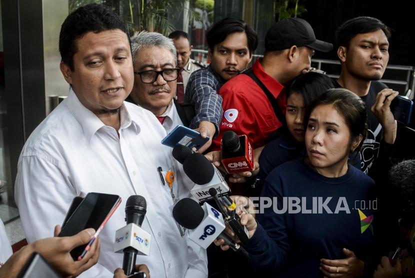 Plt Ketua Dewan Kehormatan Penyelenggara Pemilu (DKPP) Muhammad (kiri) bersama anggota DKPP Teguh Prasetyo (kanan) memberikan pernyataan kepada wartawan di Jakarta, Rabu (15/1).(Republika/Putra M. Akbar)
