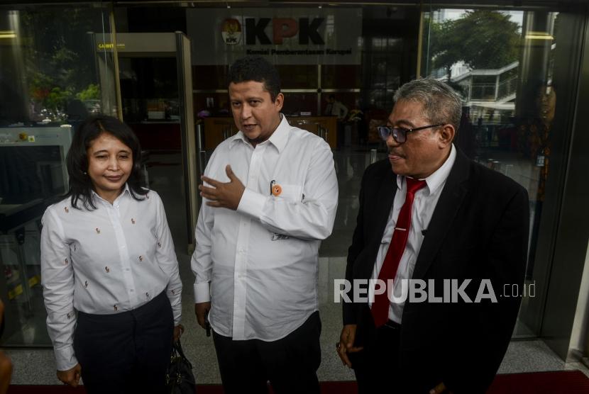 Tiga di antara Dewan Kehormatan Penyelenggara Pemilu (DKPP) Muhammad (tengah) Teguh Prasetyo (kanan) dan Ida Budhiati (kiri) 