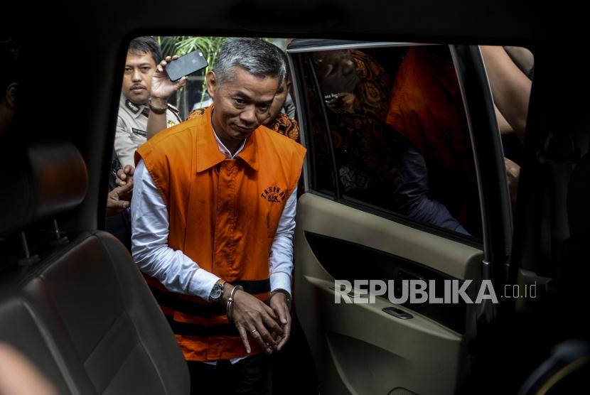 Komisioner KPU Wahyu Setiawan usai menjalani pemeriksaan di Gedung KPK, Jakarta, Rabu (15/1).