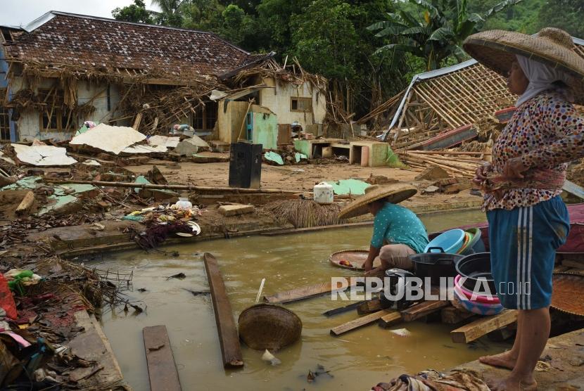 Warga mencuci perabot di halaman rumahnya yang sudah rata dengan tanah setelah disapu banjir bandang di Kampung Bolang, Calung Bungur, Lebak, Banten, Rabu (15/1/2020).