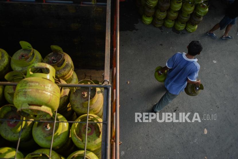 Pekerja menata tabung gas elpiji tiga kilogram di salah satu pangkalan di Jalan Sungai Bambu, Tanjung Priok, Jakarta Utara, Rabu (15/1).