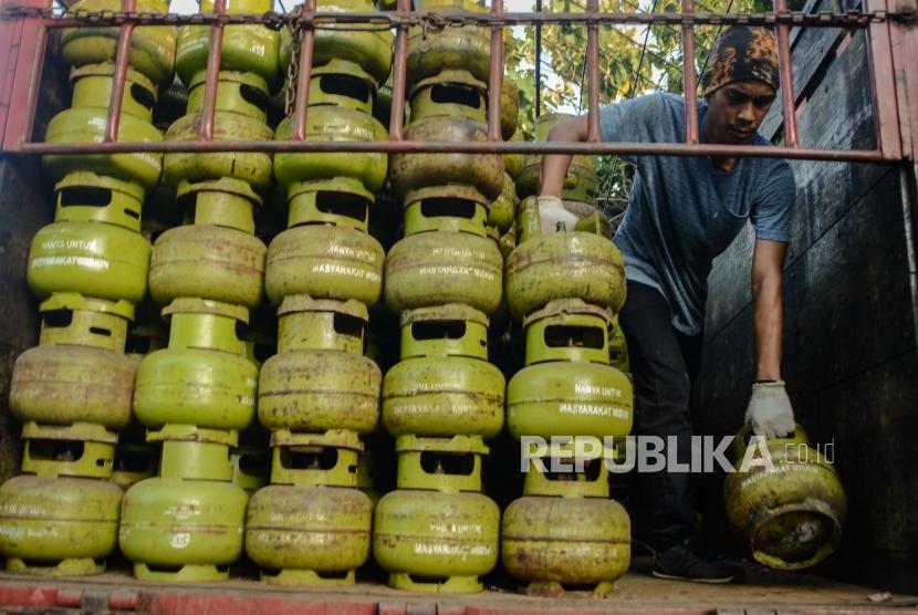 Pekerja menurunkan tabung gas elpiji tiga kilogram dari truk di salah satu pangkalan di Jalan Sungai Bambu, Tanjung Priok, Jakarta Utara, Rabu (15/1).(Thoudy Badai_Republika)