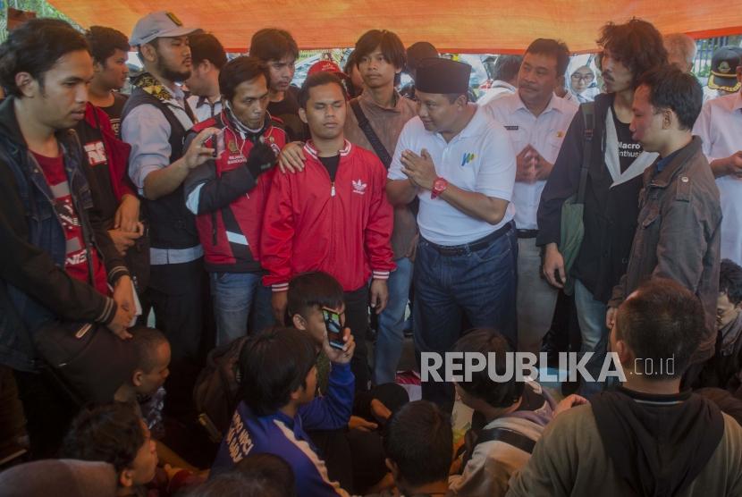 Wakil Gubernur Provinsi Jawa Barat Uu Ruzhanul Ulum berdialog dengan sejumlah Penyandang disabilitas netra di trotoar jalan di depan Gedung BRSPDSN Wyata Guna, Bandung, Jawa Barat, Rabu (15/1/2020).