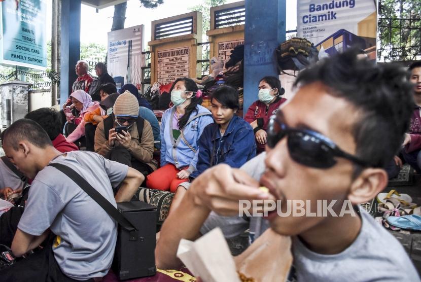 Penyandang disabilitas netra mantan penerima manfaat balai Wyata Guna beraktivitas di tenda sementara di area trotoar Gedung BRSPDSN Wyataguna, Jalan Pajajaran, Kota Bandung, Rabu (15/1).