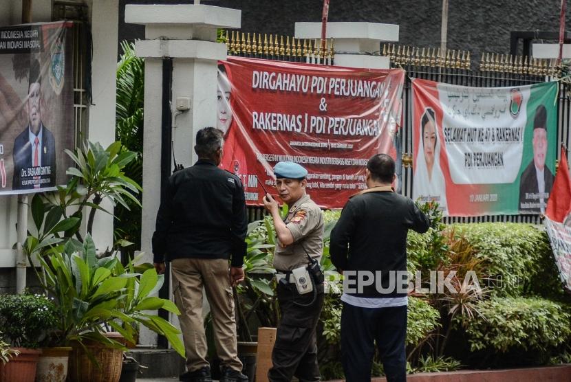Petugas Keamanan berjaga di depan Kantror DPP PDI Perjuangan Jalan Pangeran Diponegoro, Jakarta, Rabu (15/1).
