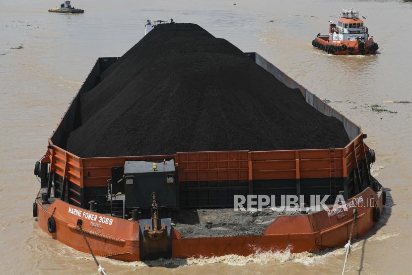 Kapal tongkang pengangkut batu bara melintas di Sungai Musi, Palembang,Sumatera Selatan, Rabu (15/1/2020).(NOVA WAHYUDI/ANTARA FOTO)