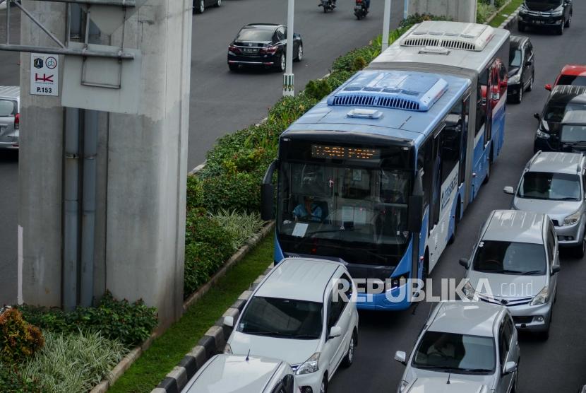 Bus Transjakarta melintas dikawasan Blok M, Jakarta, Kamis (16/1). Jumlah penumpang PT Transjakarta pada 2019 tercatat 264,6 juta penumpang, naik 40 persen dibandingkan tahun sebelumnya. 