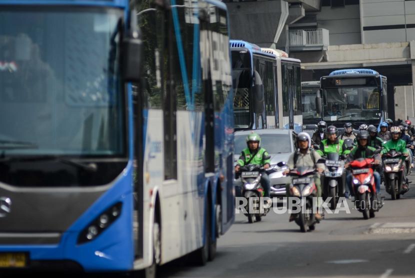 Bus Transjakarta. Ombudsman Jakarta Raya sebut layanan transportasi DKI harusnya dipulihkan sore ini.