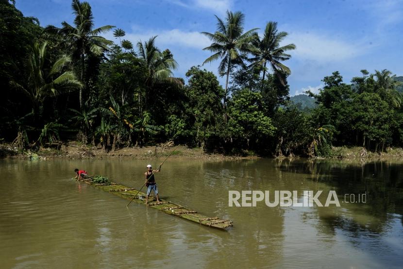 Sungai Cikaniki di Rumpin, Bogor, Jawa Barat. Menteri LHK Siti Nurbaya mengatakan Sungai Cikaniki Bogor tercemar limbah sianida yang mengakibatkan ikan-ikan mati.
