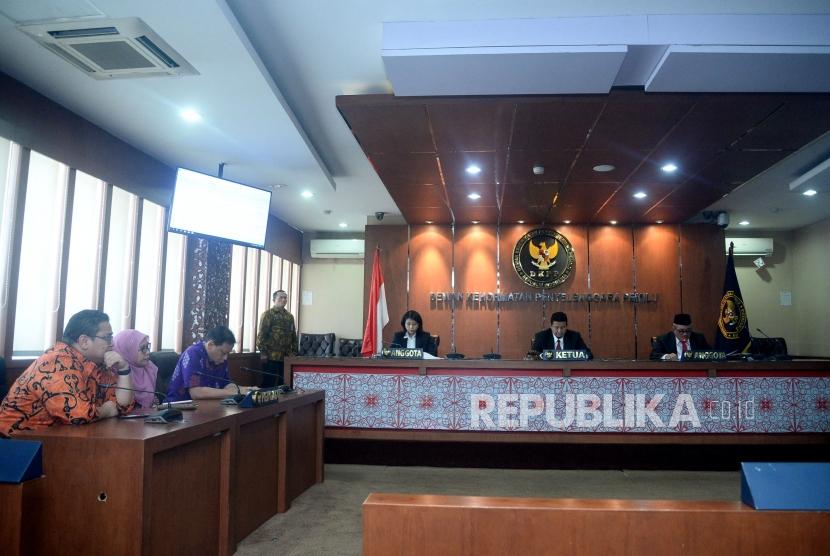 Plt Ketua Dewan Kehormatan Penyelenggara Pemilu (DKPP) sekaligus Ketua Majelis Sidang Muhammad (dua kanan) bersama anggota Ida Budhiati (tiga kanan) dan Teguh Prasetyo (kanan) memimpin sidang putusan pelanggaran etik Komisioner KPU Wahyu Setiawan di Kantor DKPP, Jakarta, Kamis (16/1).
