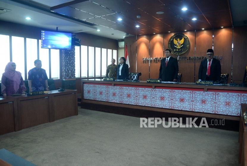 Plt Ketua Dewan Kehormatan Penyelenggara Pemilu (DKPP) sekaligus Ketua Majelis Sidang Muhammad (dua kanan) bersama anggota Ida Budhiati (tiga kanan) dan Teguh Prasetyo (kanan) usai memimpin sidang putusan pelanggaran etik Komisioner KPU Wahyu Setiawan di Kantor DKPP, Jakarta, Kamis (16/1).