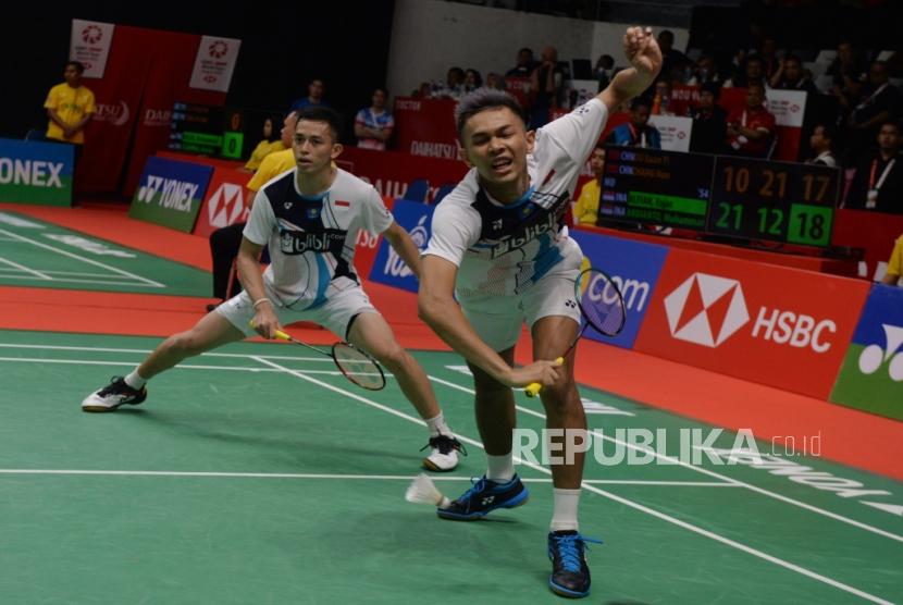 Pebulu tangkis ganda putra Indonesia Muhammad Rian Ardianto dan Fajar Alfian mengembalikan kok ke arah lawannya pebulu tangkis asal China Ou Xuan Yi dan Zhang Nan dalam pertandingan babak 16 besar Daihatsu Indonesia Masters 2020 di Istora Senayan, Jakarta, Kamis (16/1).