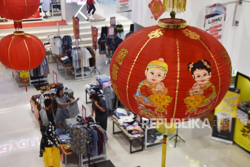 Pengunjung berada di sebuah pusat berbelanjaan yang dihiasi lampion di Kota Madiun, Jawa Timur, Kamis (16/1). BPS mencatat perubahan pola konsumsi mendorong 98 komoditas baru terpilih.