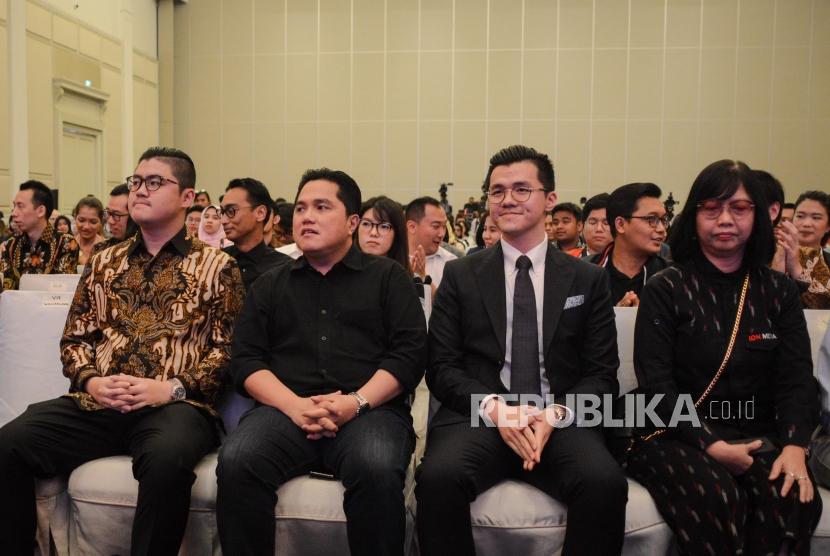 Menteri Badan Usaha Milik Negara (BUMN) Erick Thohir (kedua kiri), CEO IDN Media Winston Utomo (kiri), Founder IDN COO IDN Media William Utomo (kedua kanan), Pemimpin Reaksi IDN Times Uni Lubis (kanan) saat acara diskusi panel Indonesia Millennial Summit 2020 di Tribrata Darmawangsa, Jakarta, Jumat (17/1).