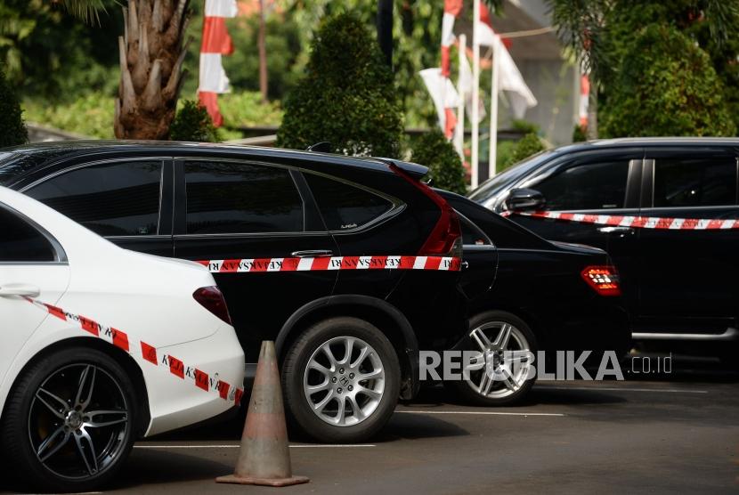 Sejumlah kendaraan barang bukti sitaan kasus korupsi Asuransi Jiwasraya terpakir di Gedung Tindak Pidana Khusus, Kejaksaan Agung RI, Jakarta, Jumat (17/1).