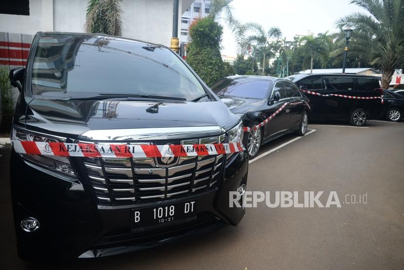 Sejumlah kendaraan barang bukti sitaan kasus korupsi Asuransi Jiwasraya terpakir di Gedung Tindak Pidana Khusus, Kejaksaan Agung RI, Jakarta, Jumat (17/1).
