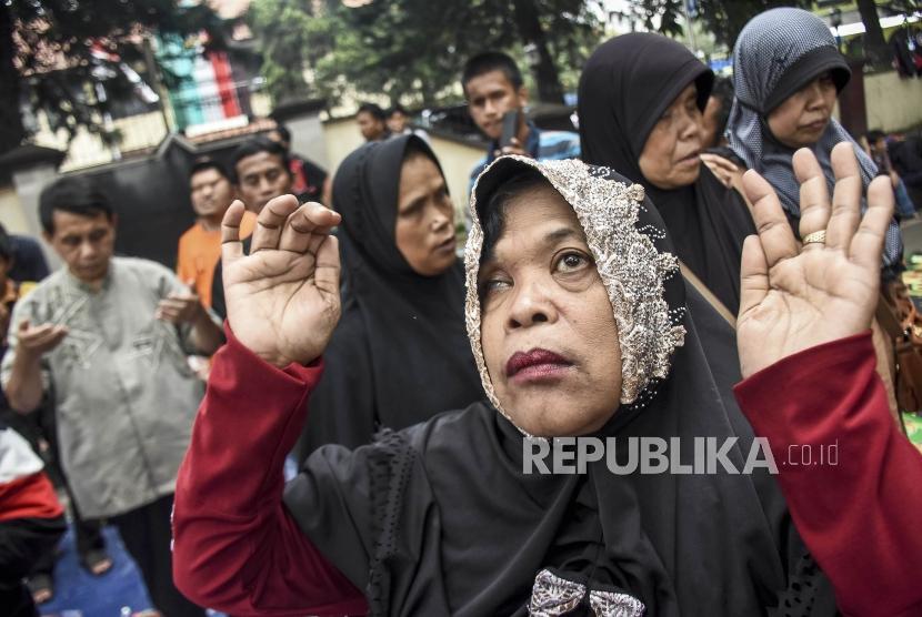 Penyandang disabilitas netra berdoa saat aksi solidaritas untuk korban pengusiran Wyata Guna di area trotoar di Jalan Pajajaran, Kota Bandung, Jumat (17/1).