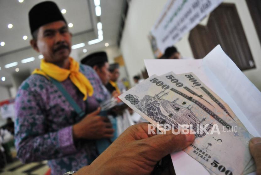Petugas melakukan pengecekan kembali Living Cost yang dibagikan kepada calon Jamaah Haji di Asrama Haji Pondok Gede, Jakarta.