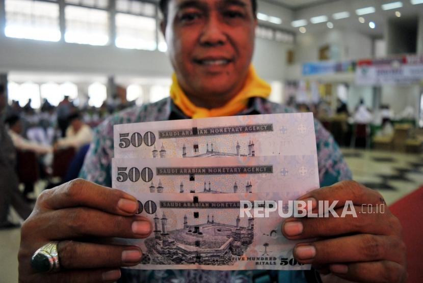 seorang calon jamaah haji menujukkan Living Cost miliknya yang dibagikan petugasi di Asrama Haji Pondok Gede, Jakarta.