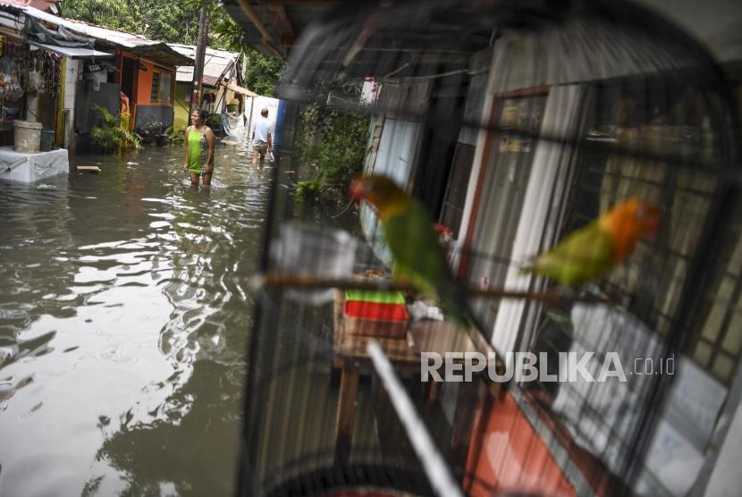 Warga melintas saat terjadi banjir di daerah Kelurahan Gunung, Kebayoran Baru, Jakarta, Sabtu (18/1/2020).