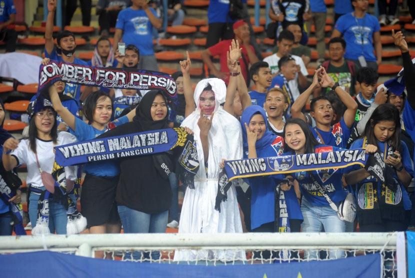 Suporter Persib Bandung memberi semangat tim kesayangan mereka. (Ilustrasi)