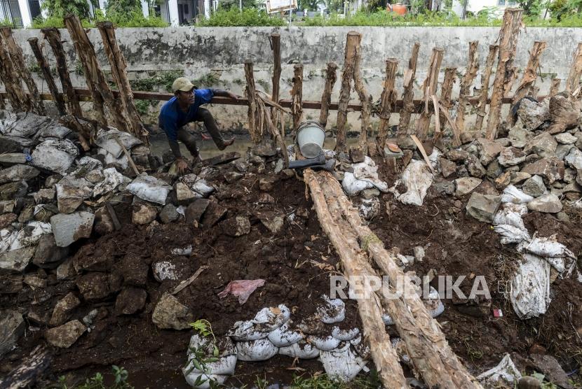 Perbaikan tanggul yang jebol (ilustrasi) 