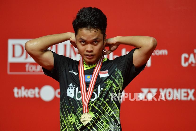 Tunggal putra Indonesia Anthony Sinisuka Ginting memegang medali seusai mengalahkan lawannya asal Denmark Anders Antonsen dalam pertandingan babak final Daihatsu Indonesia Masters 2020 di Istora Senayan, Jakarta, Ahad (19/1).