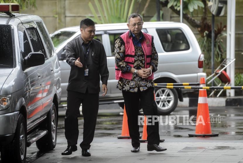 Mantan Direktur Utama PT Asuransi Jiwasraya Hendrisman Rahim bersiap menjalani pemeriksaan di Gedung KPK, Jakarta, Senin (20/1).