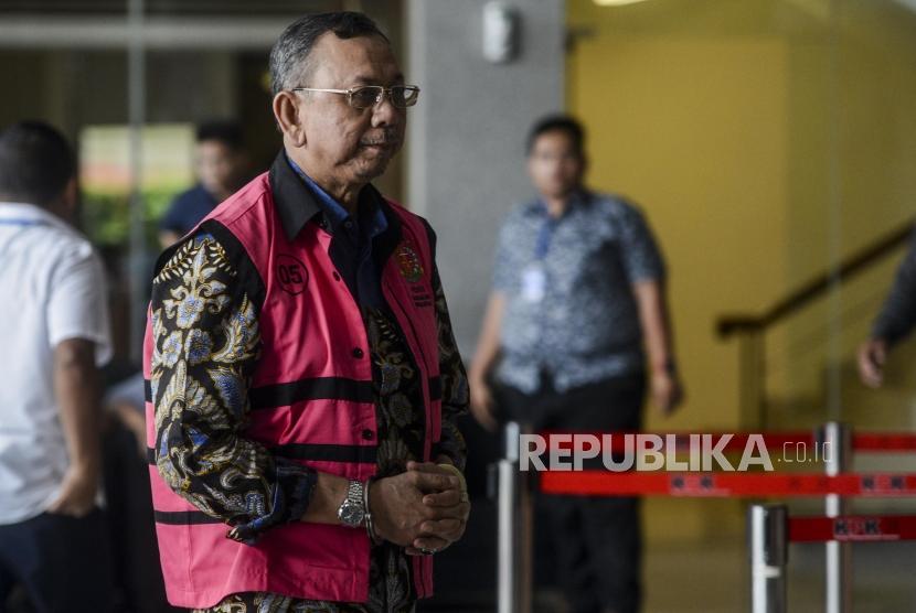 Mantan Direktur Utama PT Asuransi Jiwasraya Hendrisman Rahim bersiap menjalani pemeriksaan di Gedung KPK, Jakarta, Senin (20/1).