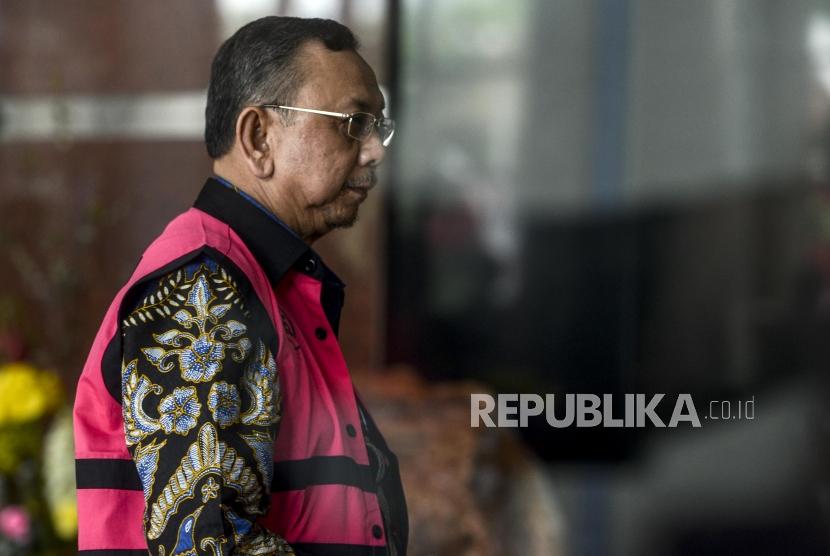 Mantan Direktur Utama PT Asuransi Jiwasraya Hendrisman Rahim bersiap menjalani pemeriksaan di Gedung KPK, Jakarta, Senin (20/1).