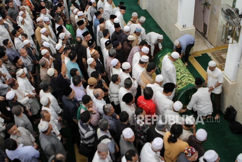 Jemaah saat akan melaksanakan shalat jenazah pendiri lembaga kemanusiaan Medical Emergency Rescue Committe (MER-C) Joserizal Jurnalis di Masjid Silaturahim, Jakarta Timur, Senin (20/1).