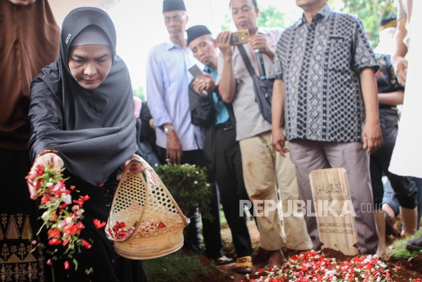 Keluarga dan kerabat menghadiri prosesi pemakaman pendiri lembaga kemanusiaan Medical Emergency Rescue Committe (MER-C) Joserizal Jurnalis di Tempat Pemakaman Umum (TPU) Pondok Ranggon, Jakarta Timur, Senin  (20/1)).