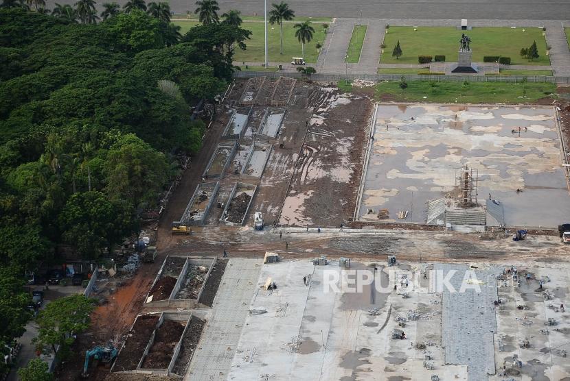 Suasana pembangunan Plaza Selatan Monumen Nasional (Monas) di Jakarta, Senin (20/1).
